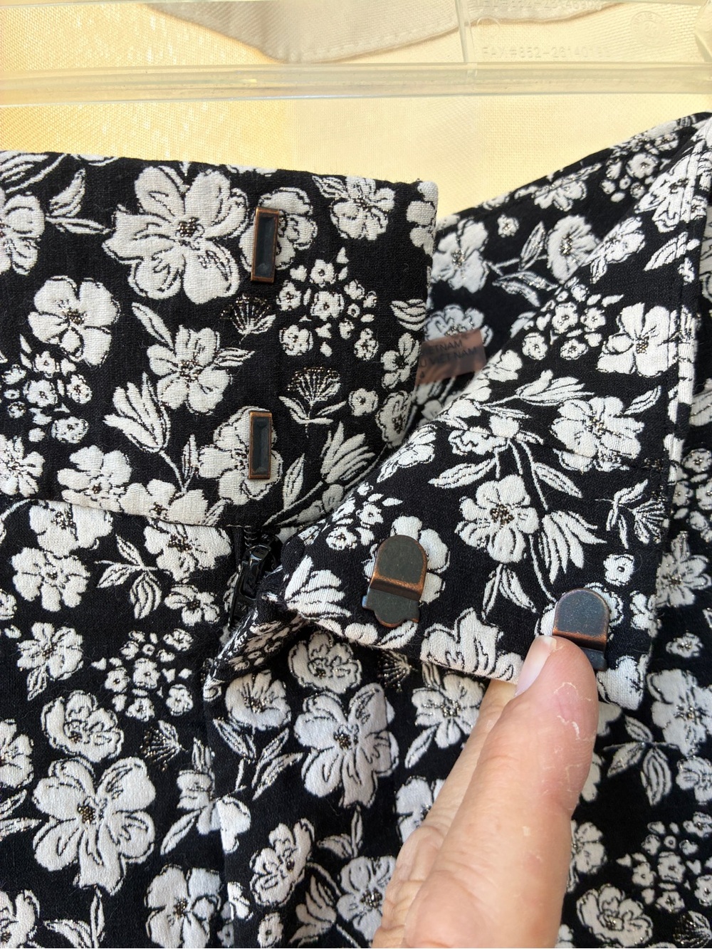 Alice + Olivia Cady High Rise Floral Metallic Jacquard Shorts Black White Size 4 - Picture 2 of 10